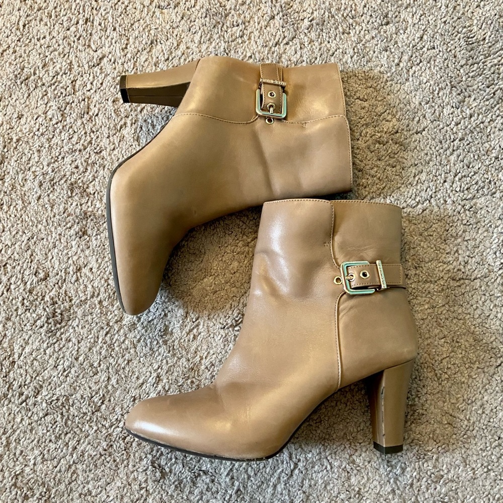 TAN BOOTIES 💙